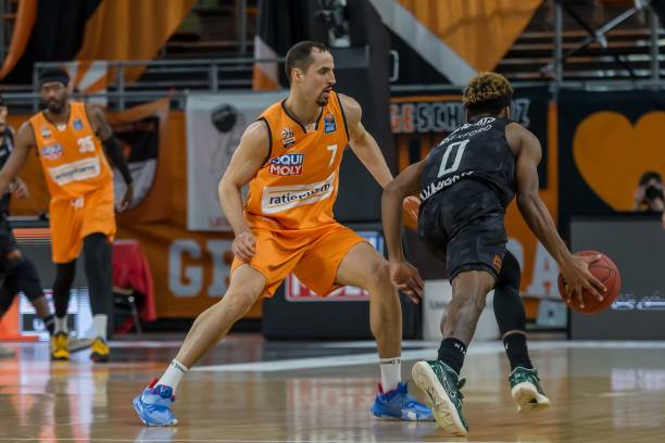 这位前锋在 这位前锋在