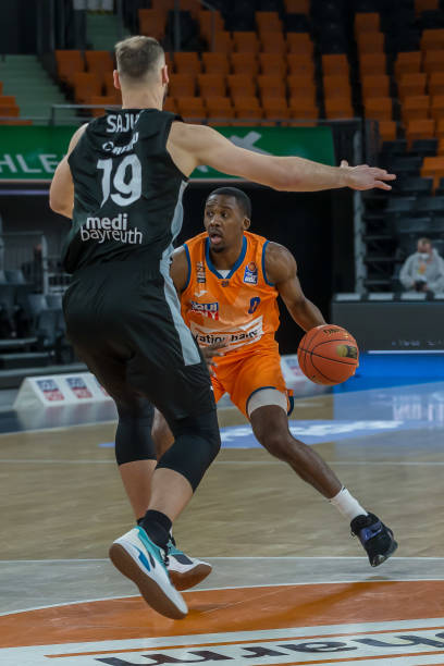 能够凭借其 能够凭借其